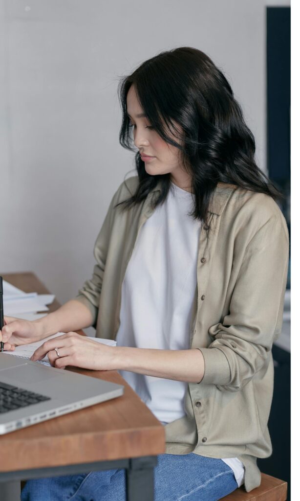 Professional woman in modern business outfit featuring tailored blazer, silk blouse and high-waisted trousers - ideal work wear inspiration.