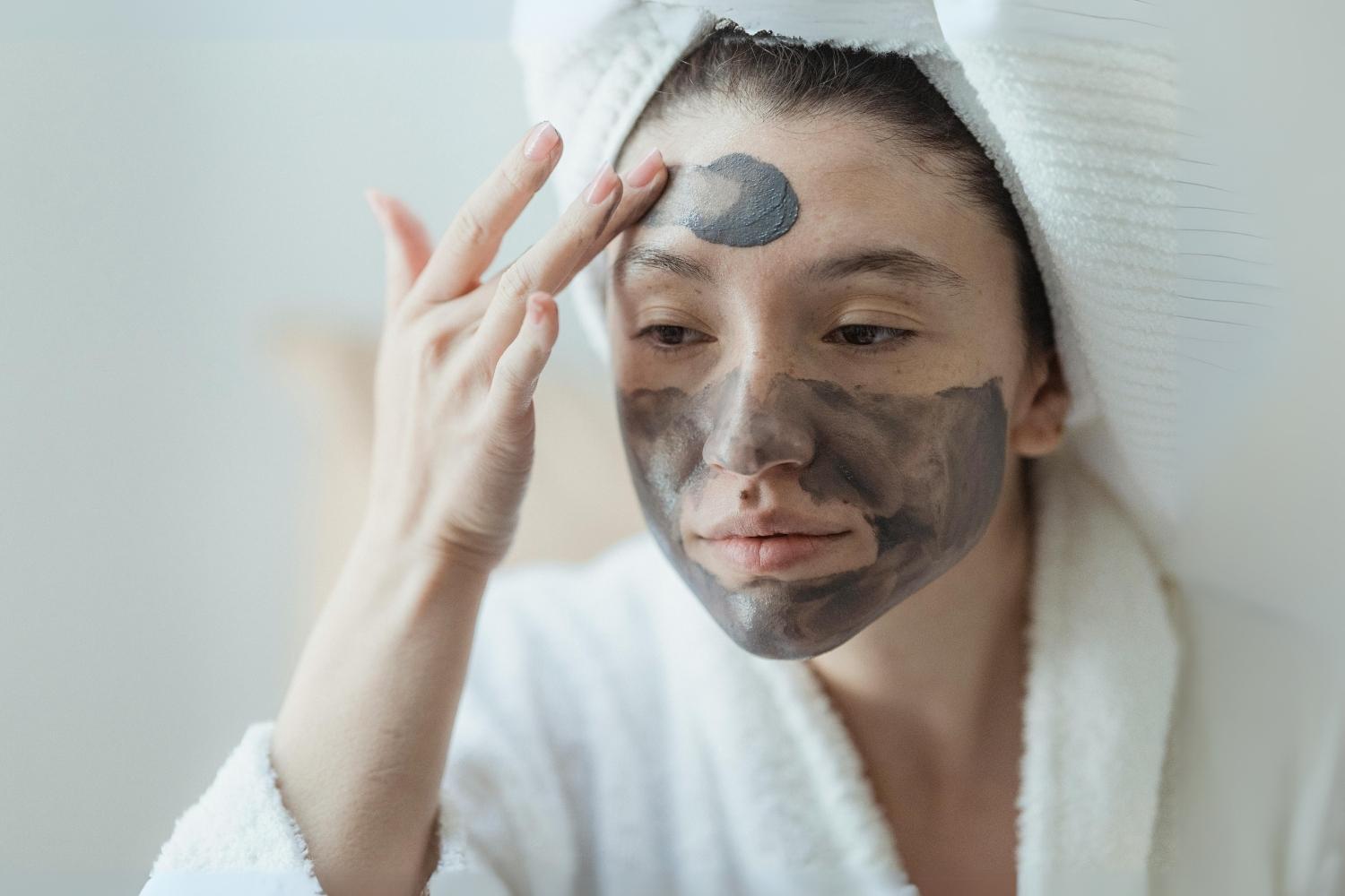 Use lukewarm water and a gentle facial cleanser with a balanced pH. This helps preserve the skin’s protective barrier without over drying. Wash your face twice a day—morning and night—to remove oil, makeup, and environmental impurities.