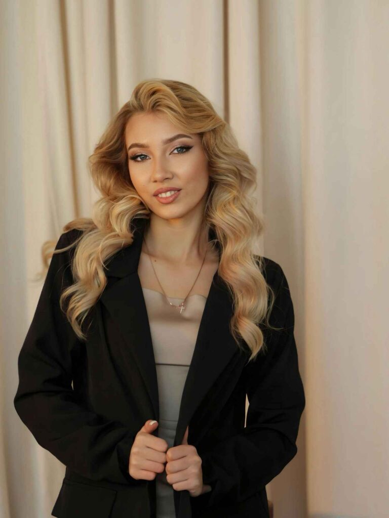 Textured waves are perfect for moms who want a relaxed, beachy vibe. This style is easy to achieve and maintain, making it ideal for busy women who still want to look stylish.