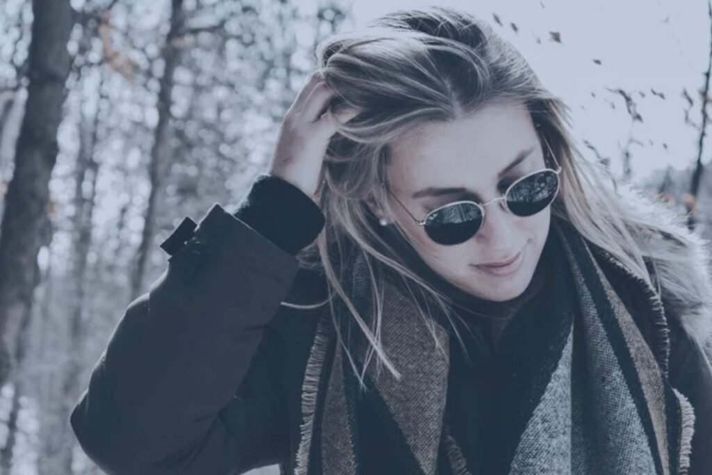 Winter fashion is all about staying warm without compromising on style. Cozy knits, tailored coats, and chic accessories can elevate your winter wardrobe. Don’t forget to add a touch of sparkle for holiday parties.